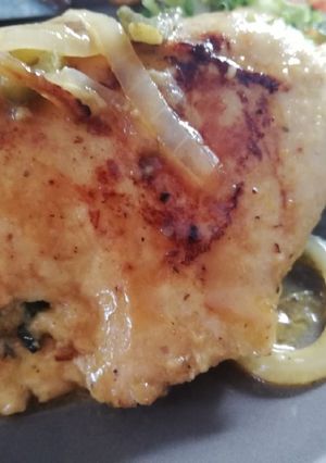 Una foto de Pechuga rellena en salsa naranja
