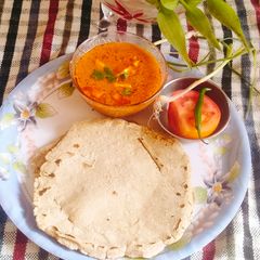 A picture of JOWAR BHAKRI 😋😋 jowar roti.