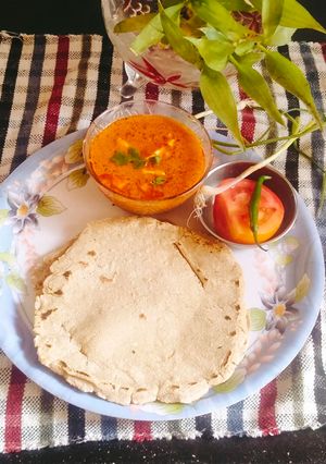 A picture of JOWAR BHAKRI 😋😋 jowar roti.