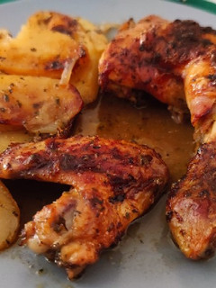 Una foto de Pollo asado con patatas