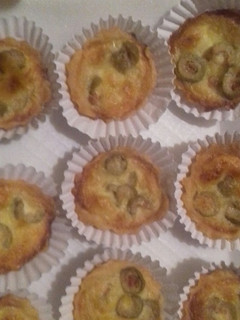 Una foto de Mini tartitas de queso y aceitunas