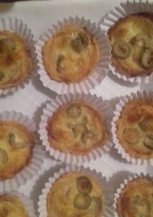 Una foto de Mini tartitas de queso y aceitunas