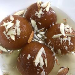 A picture of Gulab jamun.