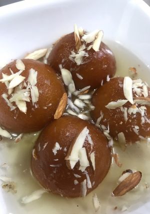 A picture of Gulab jamun.