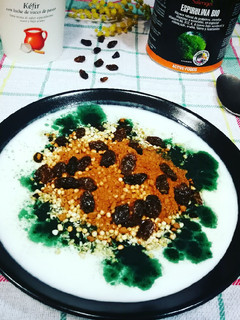 Una foto de Kéfir con quinoa y avena, algarroba y alga espirulina