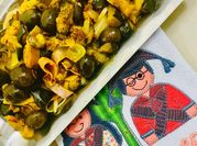 Una foto de pasta con aceitunas