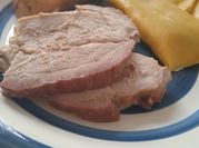 Una foto de salsas para pernil de carne