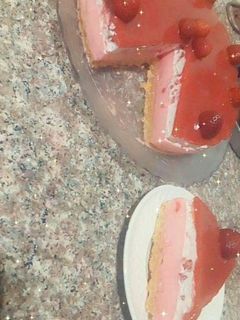 صورة لوصفة كيكة الطبقات 🍰 بالفراولة بنتها رائعة 😋