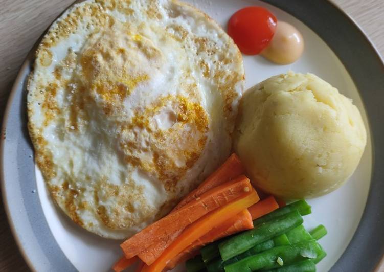 Mashed potato with eggs