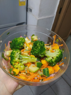 Una foto de Ensalada tropical fresquita 😋