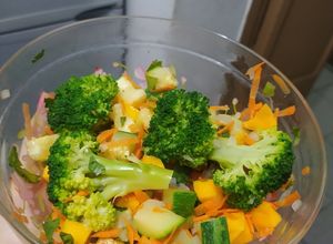 Una foto de Ensalada tropical fresquita 😋