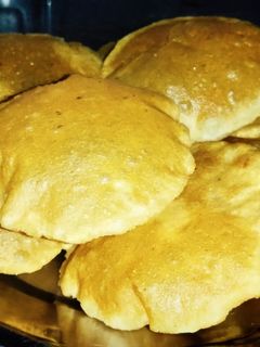 मैदे और आटे की पूरी(maida aur aate ki poori recipe in hindi) रेसिपी मुख्य फोटो
