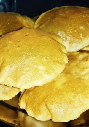 मैदे और आटे की पूरी(maida aur aate ki poori recipe in hindi) रेसिपी मुख्य फोटो