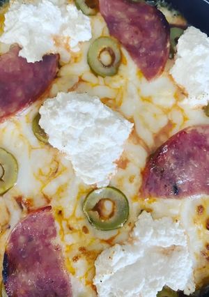 Una foto de Pizza con base de calabaza keto (sabe más a guisado que a pizza, pero está riquísima 😋)
