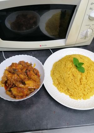 Une photo de Riz jaune + poulet à la sauce tomate