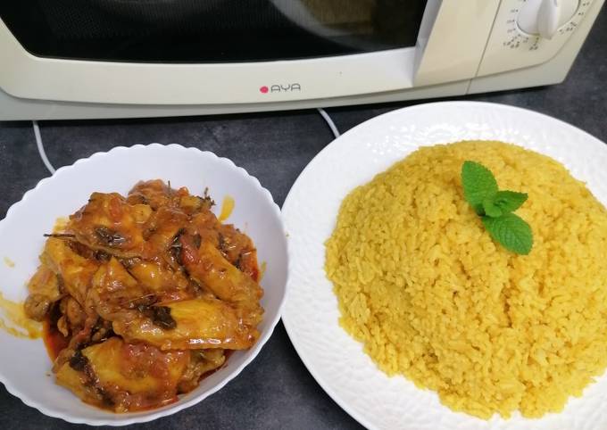 Riz jaune + poulet à la sauce tomate de Mariam DJAMAL - Cookpad