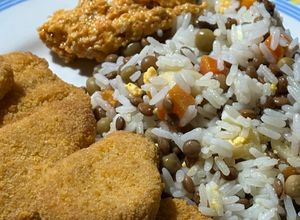 Una foto de Ensalada Primavera Con lentejas, Arroz Y Nuggets 🍚🥕