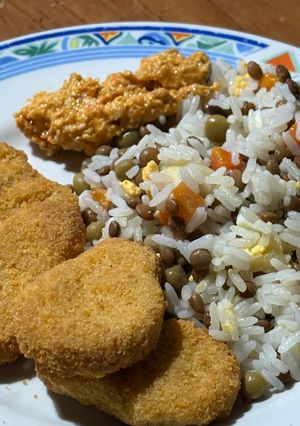 Una foto de Ensalada Primavera Con lentejas, Arroz Y Nuggets 🍚🥕