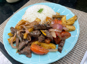 Una foto de Lomo saltado casero 🇵🇪✨