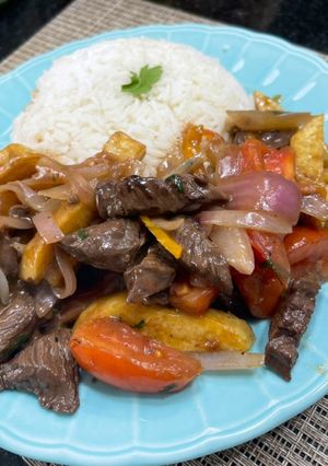 Una foto de Lomo saltado casero 🇵🇪✨
