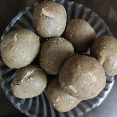 A picture of Wheat dry fruits ladoo.