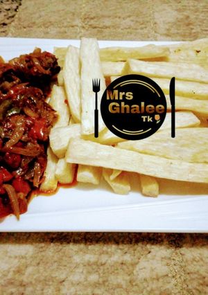 A picture of Fried yam with tomatoes sauce.