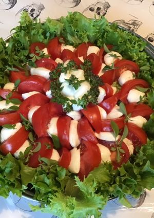 Une photo de Salade de frisée aux tomates,mozzarella et fleurs de basilic