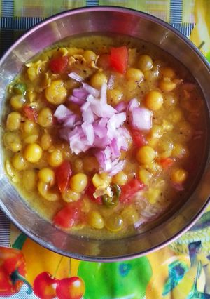 A picture of White peas chole.