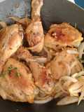 Pollo encebollado con tomillo y vino blanco. ॐ