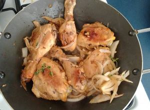 Una foto de Pollo encebollado con tomillo y vino blanco. ॐ