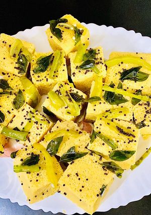નાયલોન ખમણ (ઈન્સ્ટન્ટ અને જાળીવાળા) રેસીપી મુખ્ય ફોટો