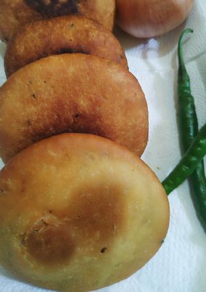 प्याज़ का भरवा कचौड़ी (Pyaz ka bharva kachodi recipe in Hindi) रेसिपी मुख्य फोटो