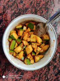 சிம்பிள் மாங்காய் ஊறுகாய் (Simple maankaai oorukaai recipe in tamil) செய்முறை முக்கிய புகைப்படம்