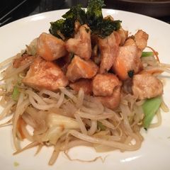 A picture of Chilly chicken sautée with mixed veggie.