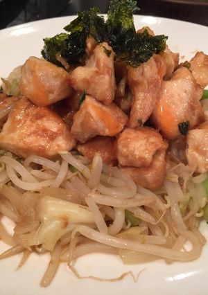 A picture of Chilly chicken sautée with mixed veggie.