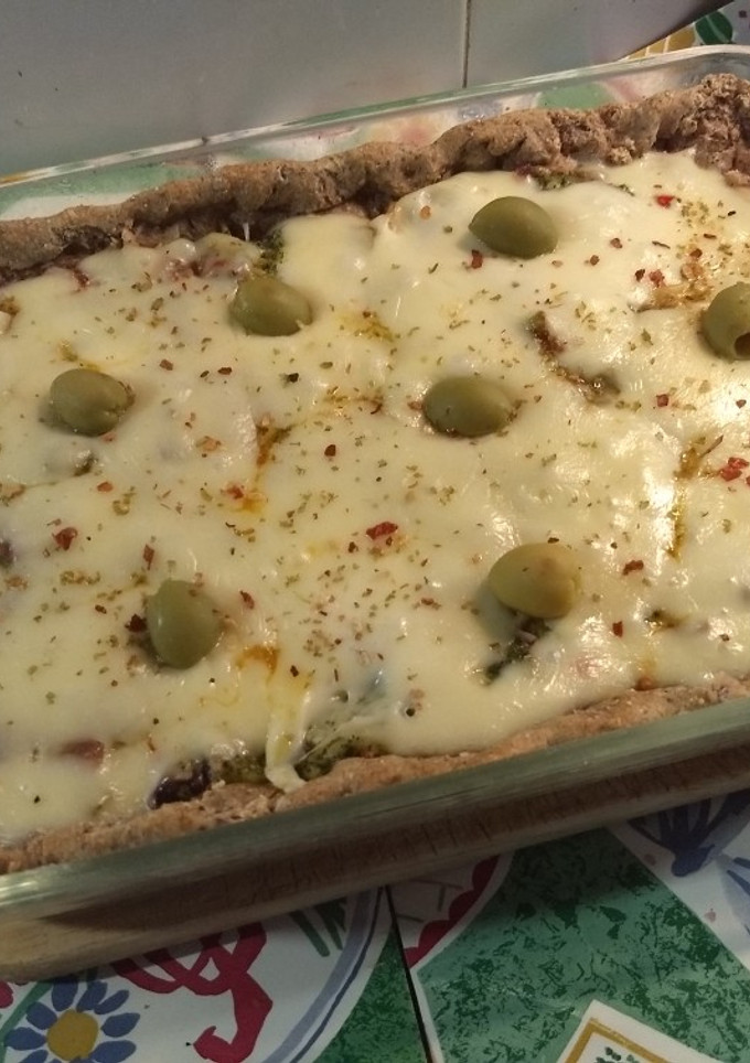 Una foto de Tarta pizza de brócoli con muzzarella y masa integral