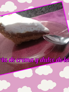 Una foto de Tarta de crema y dulce de leche
