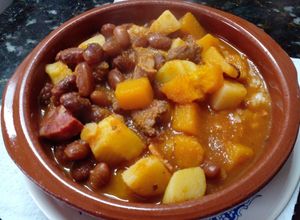 Una foto de Cazuela de porotos de frutilla con vegetales