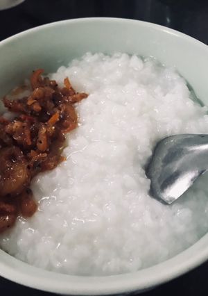 Hình của món Món cháo trắng với tôm khô kho quẹt.