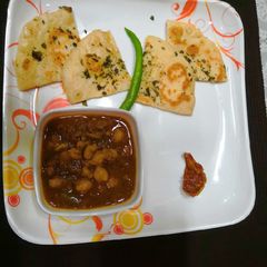 A picture of Chole Kulche.