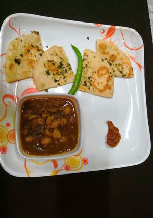 A picture of Chole Kulche.