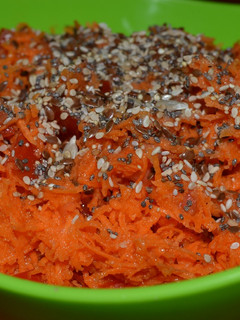 Una foto de Ensalada fresca  con mix de semillas