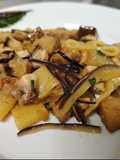 Calamarata con Pesce Spada e Melanzane con Fiammiferi di Melanzane Fritte