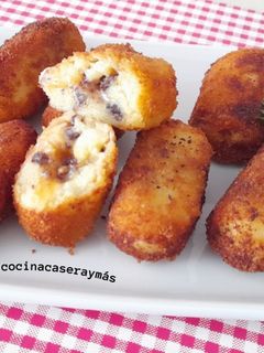 Una foto de Croquetas de morcilla y cebolla caramelizada