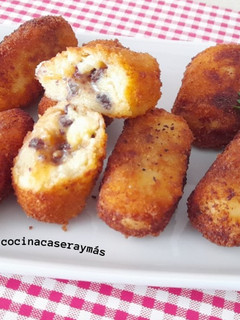 Una foto de Croquetas de morcilla y cebolla caramelizada