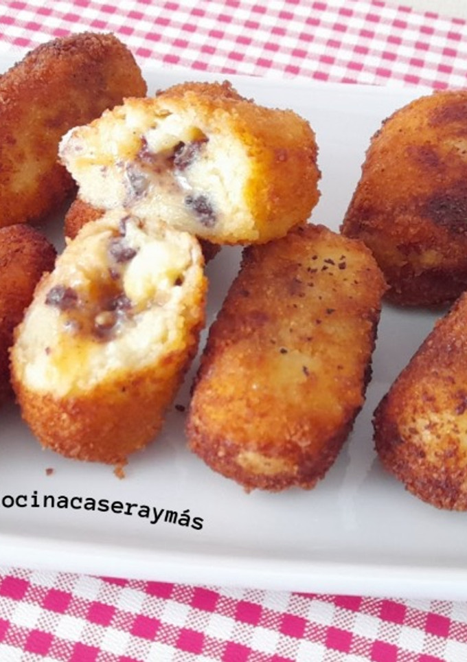 Una foto de Croquetas de morcilla y cebolla caramelizada