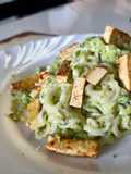 Noodles con crema di zucchine e tofu croccante