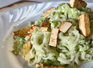 Foto di Noodles con crema di zucchine e tofu croccante