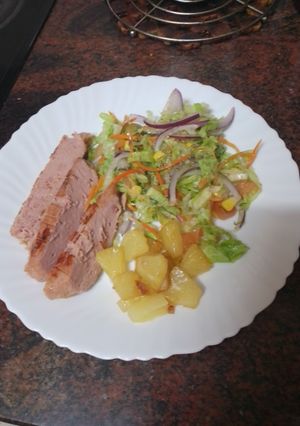 Una foto de Magro de cerdo con ensalada y piña caramelizada