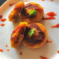 A picture of Corn stuffed patties.